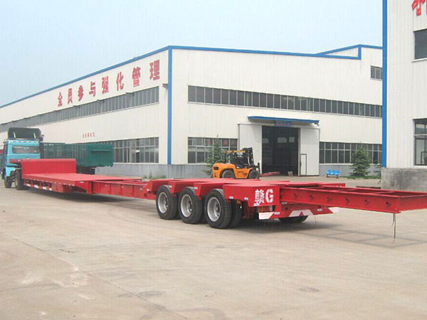 低平板運(yùn)輸半掛車(chē)